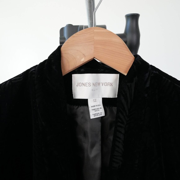 Vintage Black Velvet Blazer - Picture 4 of 8